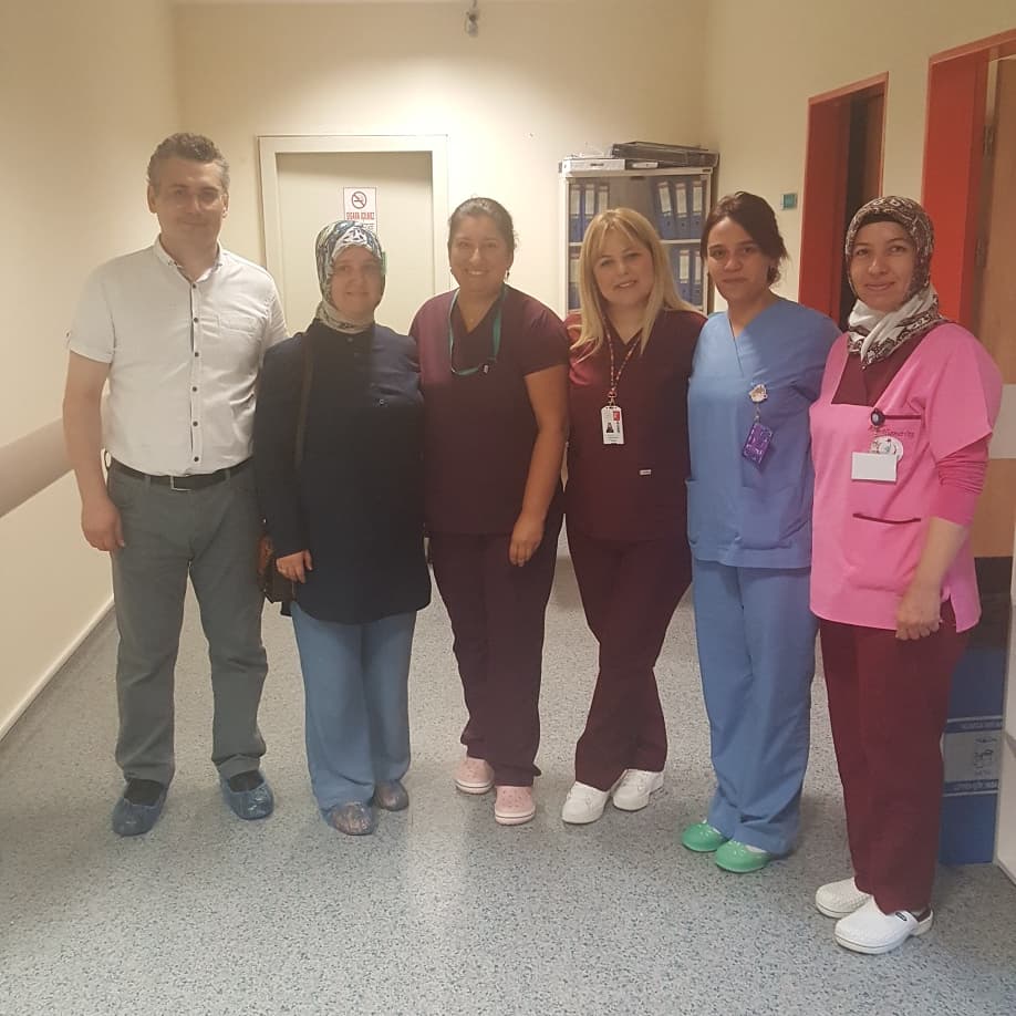 ezine_dh's tweet photo. Ezine Devlet Hastanesi Başhekimi Uzm.Dr. Muammer YILDIZ ve Sağlık Bakım Hizmetleri Müdürü Emine EVİRGEN nöbet tutan sağlık çalışanlarımızla bayramlaşma programında buluştular.
#SağlıklıBayram
#EzineDevletHastanesi
#ÇanakkaleİlSağlıkMüdürlüğü
#Khgm
#SağlıkBakanlığı https://t.co/wtrN0MMgZa