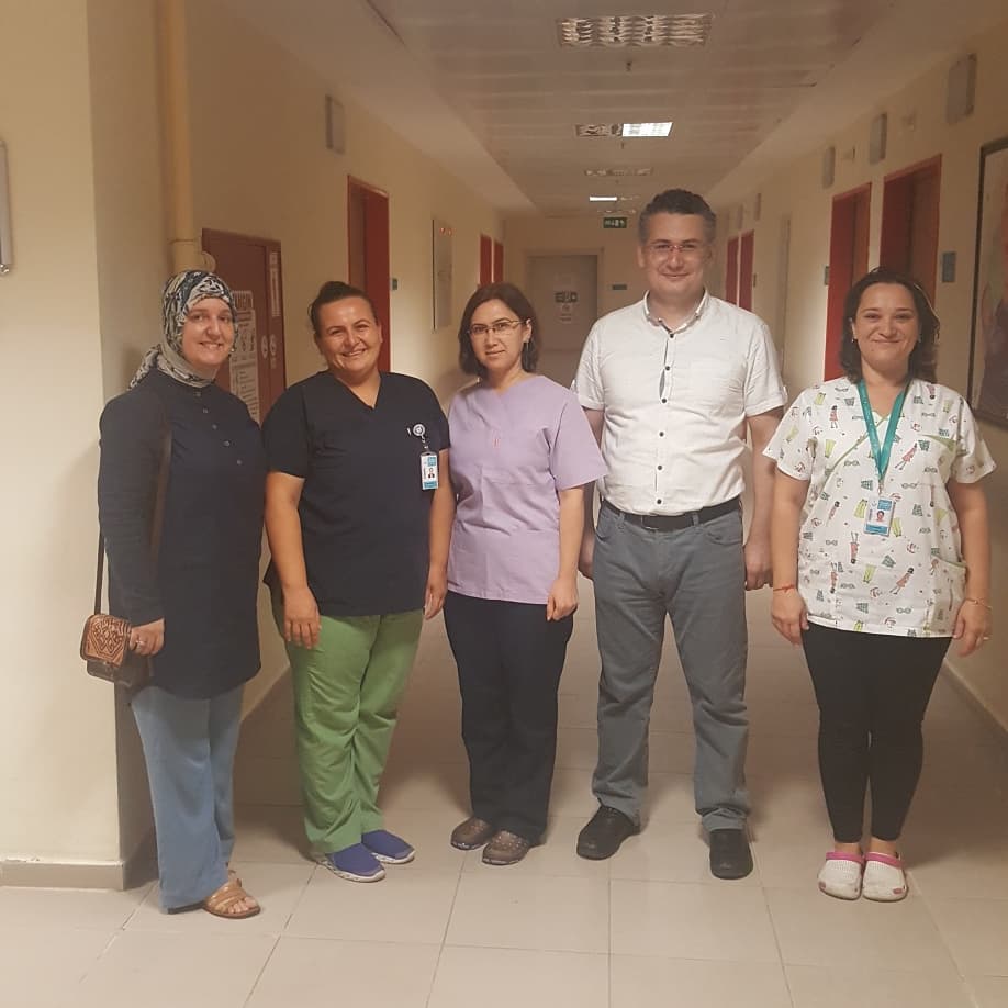 ezine_dh's tweet photo. Ezine Devlet Hastanesi Başhekimi Uzm.Dr. Muammer YILDIZ ve Sağlık Bakım Hizmetleri Müdürü Emine EVİRGEN nöbet tutan sağlık çalışanlarımızla bayramlaşma programında buluştular.
#SağlıklıBayram
#EzineDevletHastanesi
#ÇanakkaleİlSağlıkMüdürlüğü
#Khgm
#SağlıkBakanlığı https://t.co/wtrN0MMgZa
