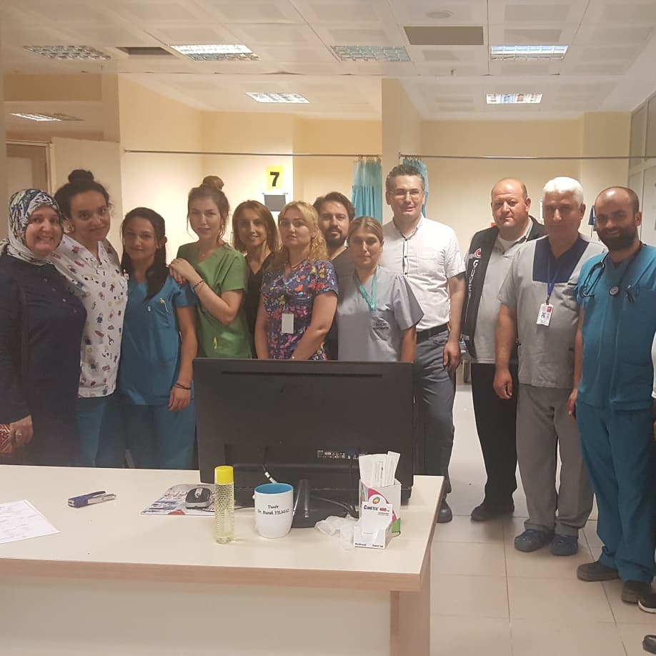 ezine_dh's tweet photo. Ezine Devlet Hastanesi Başhekimi Uzm.Dr. Muammer YILDIZ ve Sağlık Bakım Hizmetleri Müdürü Emine EVİRGEN nöbet tutan sağlık çalışanlarımızla bayramlaşma programında buluştular.
#SağlıklıBayram
#EzineDevletHastanesi
#ÇanakkaleİlSağlıkMüdürlüğü
#Khgm
#SağlıkBakanlığı https://t.co/wtrN0MMgZa