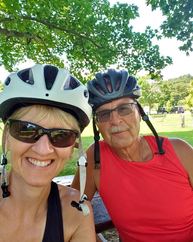 HealthonthegoG's tweet photo. Beauty day for a 🚴‍♂️🚴‍♀️ ride!  Nutrition break in Vienna and then home.  Picked up another rider along the way...nice to ride the last half with John Hueston. 
#trainingride #hills #sunshine #❤biking https://t.co/clkByGmPm6 https://t.co/NTG7j5UCEs