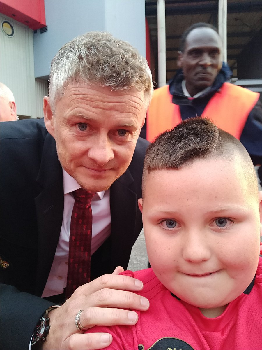 ManuRoo10's tweet photo. Just made his day even better What a match 😎 https://t.co/bl9iaO9SCB