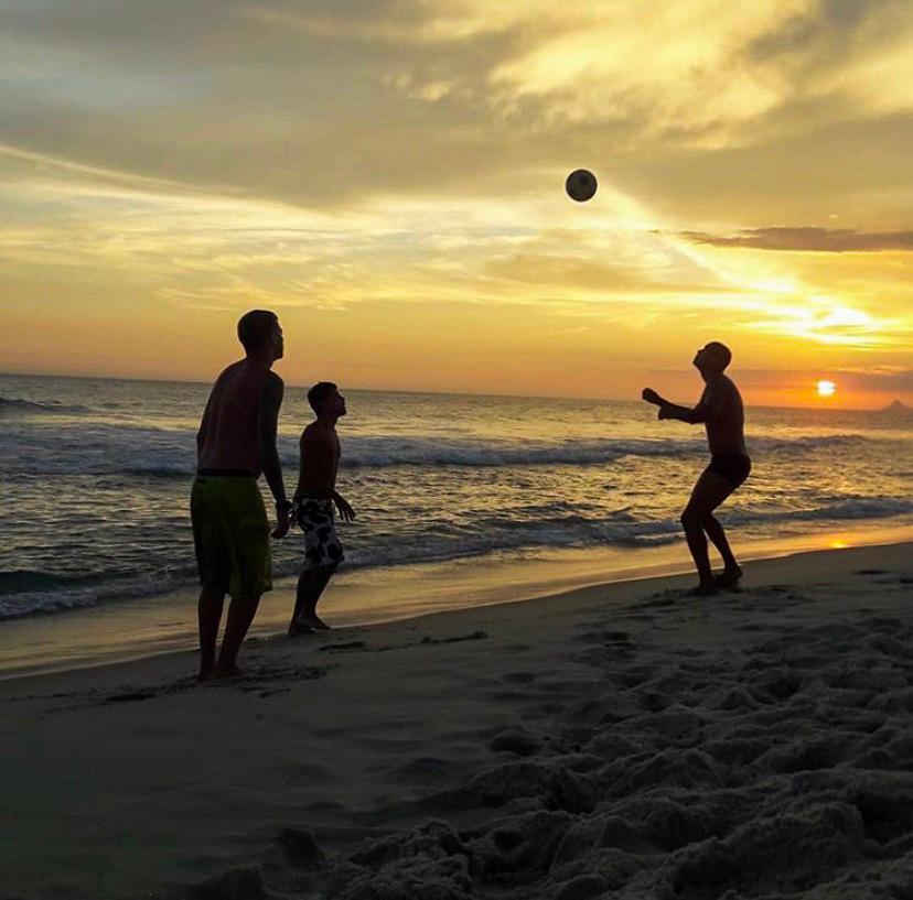 felipebornierrj's tweet photo. Finalzinho do domingo chegando e que tal chamar a galera pra jogar uma altinha? Além de se exercitar e se divertir, você pode curtir um pôr-do-sol lindo! Aproveita.
.
.
.
#Altinha #RJ #Domingo #SeExercite #Amigos #FelipeBornier https://t.co/7DhBiNp1aL