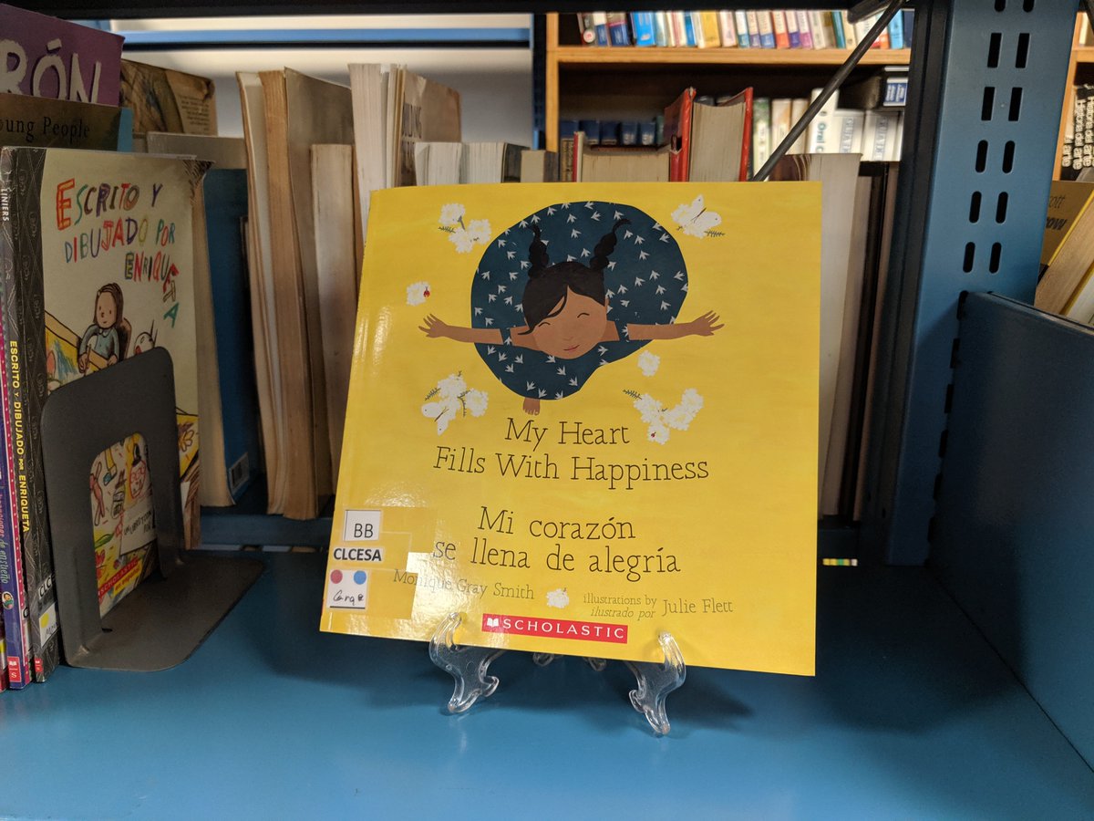 sujeilugo's tweet image. Happy to see the bilingual version of this book at Biblioteca Juvenil de Mayagüez 💜 #leertedapoder #nativekidlit