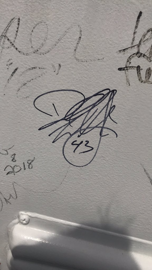 prepcity101's tweet image. Thank you @Blaney and @BubbaWallace  for signing our Dilly Dilly bus! 🤘🤘 we will be at the bus tonight until Monday morning if y’all or anyone else wants to come through!