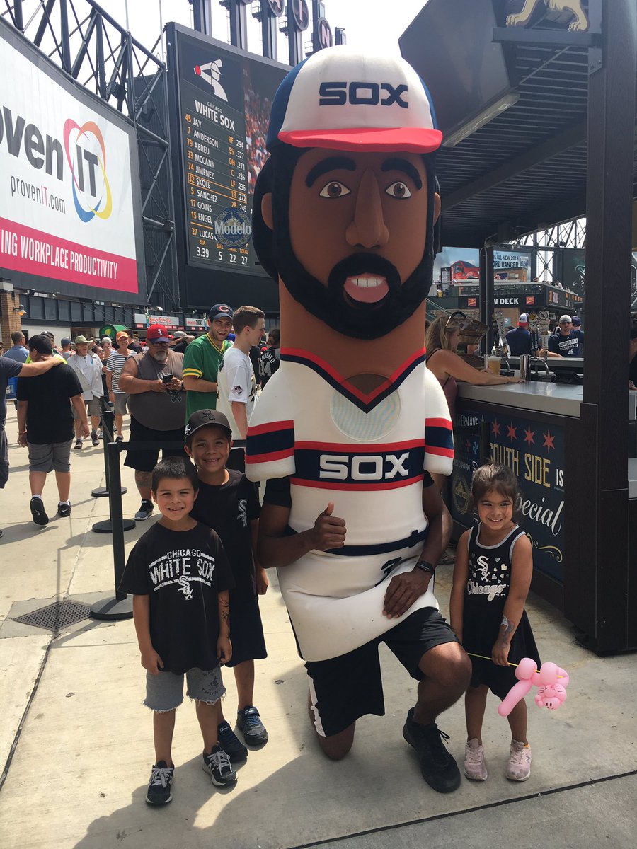AshleyRubio3's tweet photo. The kids with Harold.  #whitesox #soxgameday https://t.co/x8Od0bplVe