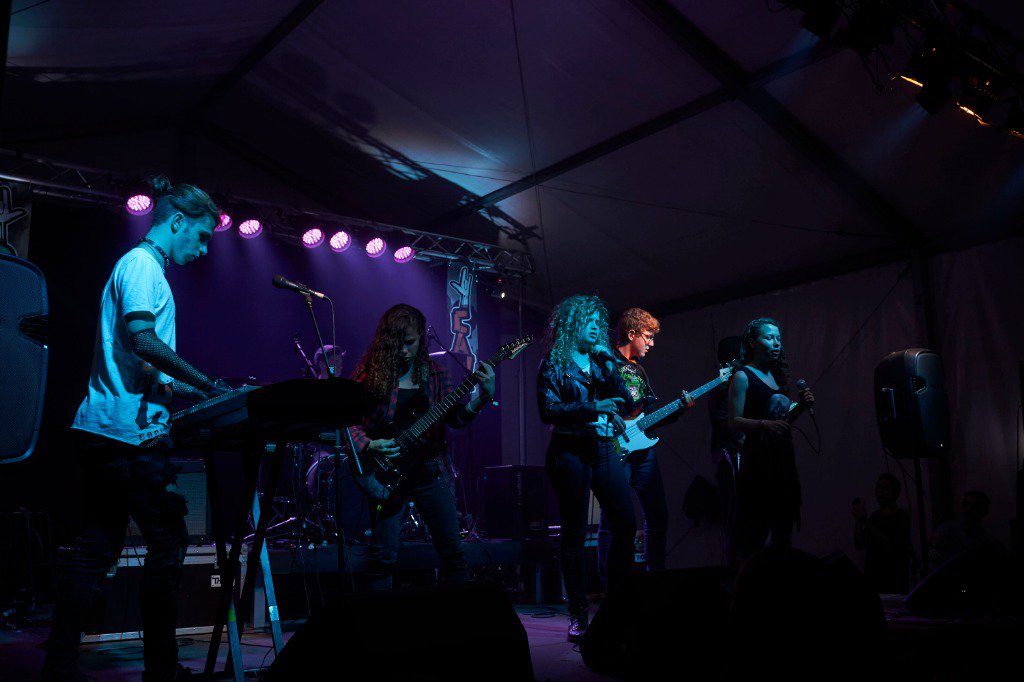 RockCampES's tweet photo. La #FinalJam pone fin a un turno #RockCamp115 espectacular 👏👏 En todas las canciones se ha notado el esfuerzo que hemos dedicado estos días y hemos disfrutado mucho tanto encima del escenario como desde el público ⭐🎸 Una experiencia 🔝 (1/2) https://t.co/ozbth4jsCD