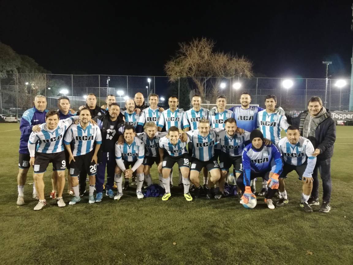 ElMetodoRacing's tweet photo. #RacingSenior jugará por primera vez en la cancha N°5 del Predio Tita. Será a las 21 ante Tigre por el Torneo de Leyendas. 💙🎓⚽ https://t.co/I2vW1pztpu