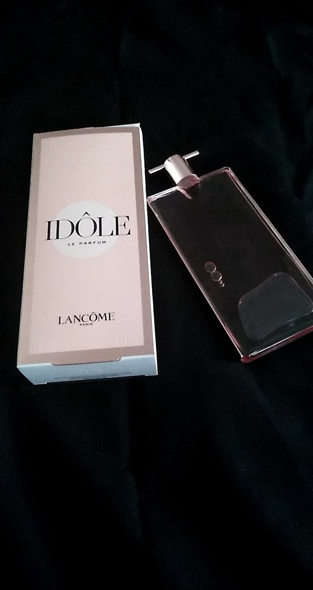 LenaMdina's tweet photo. J'ai découvert le nouveau Parfum Idôle de Lancôme il sent trop bon, une tuerie. A essayez absolument.le petit plus : on peut faire remplir sa bouteille en parfumerie lorsqu'elle est vide ❤️😋. #idole #idoleparfum #idoleLancome https://t.co/VILcfwaSdI