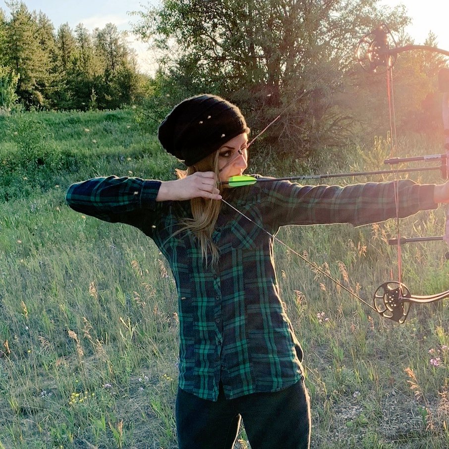 Had an awesome evening of shooting yesturday in the sunset. I love getting out into nature and practicing archery.

🏹❤

#archery #archerygirl #outdoors #bows #hunting #archer #hunt #arrow #archerylife #bowhunting #targetarchery #archerypractice #bearbow #shooting  #compoundbow