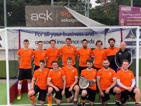 WilmslowHockeyC's tweet photo. #PlateChamps #WHC #OrangeStyal #MoreOfItThisSeasonPlease #ShameBoutTheSignInTheBackground https://t.co/ps0ANLMhLf