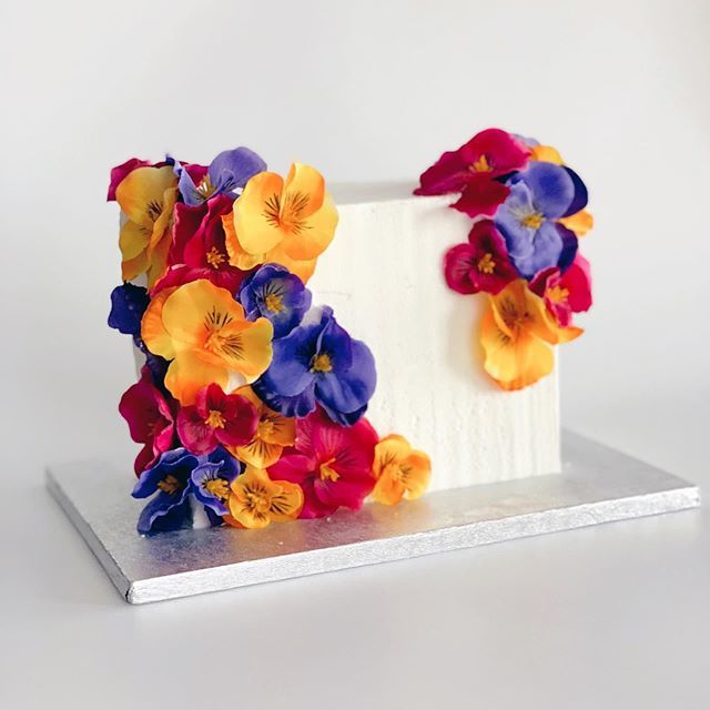 ClemieVeganCake's tweet photo. Pretty pansies πΊπΌπΈ
So many exciting cakes to share with you from the last few weeks - be prepared for lots of cake spam π .
.
.
#clemievegancake #veganbaker #sorrynotsorry #rectanglecake #sharpedges #pansies #veganbaking #vegancakes #vegancupcakes #v⦠https://t.co/u62LBgmj3r https://t.co/hzi6gNgpKU