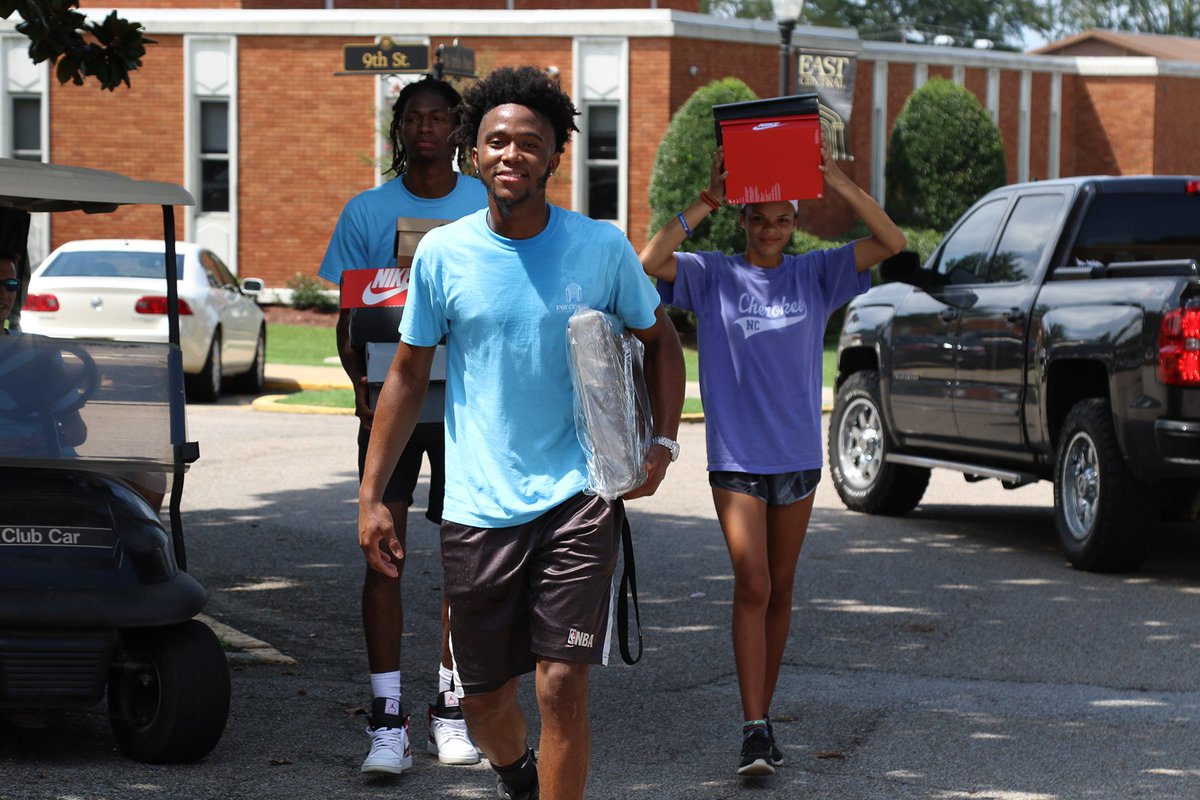 ECCC_MS's tweet photo. Scenes from Move-In Day 2019 at ECCC. Thanks to all the #MoveInCrew help today! It was a hot one out there! See more photos at: https://t.co/IOSutC8oQ0. https://t.co/ownSp5cQ7R