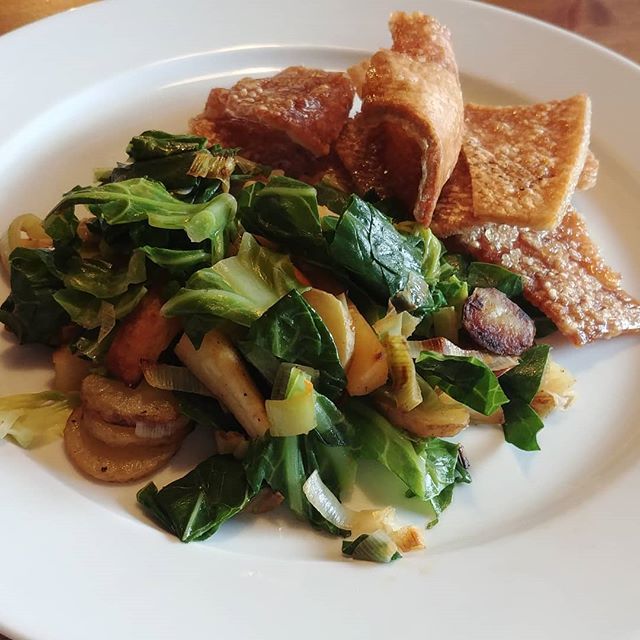 canteringchef's tweet photo. Pork Crackling with Collard Greens
#slowfood #mediterraneandiet #lchf #porkcrackling #porkrinds #cabbage #cruciferous #collardgreens #ciachef https://t.co/OiyNpCotrO https://t.co/PEvqITeDfm