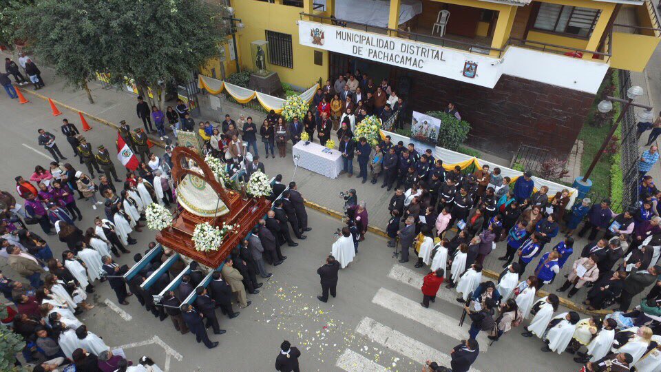 muni_pachacamac's tweet photo. En este momento, Él Santísimo Salvador de Pachacámac "Patrón. Protector Moral, Alcalde vitalicio del distrito" realiza el tradicional recorrido procesional bendiciendo las calles del distrito.
#SantísimoSalvador
#DevocionYFe 🙏🏻 https://t.co/TmjwQL4Nqn