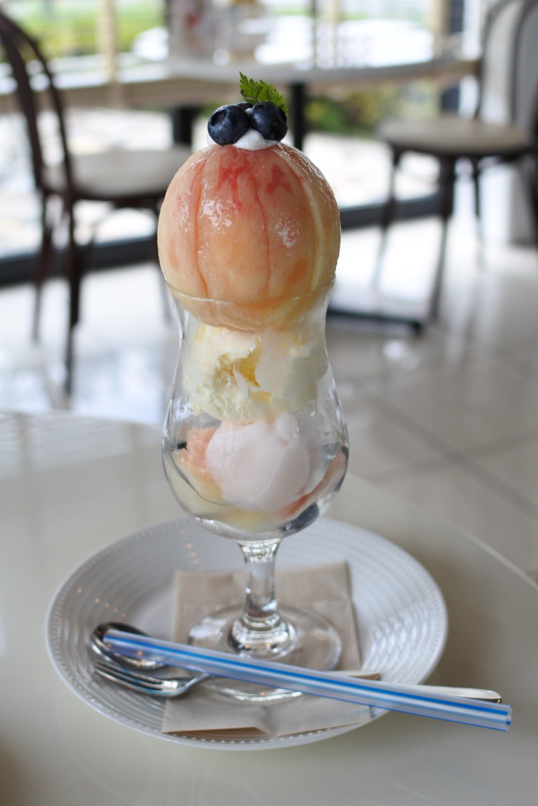 まいメタル No Twitter 郡山市 フルーツピークス本店 まるごと桃パフェ 今年もこれを食べに福島へ 福島の桃を食べなければ夏が終われないような気がして 行く夏を行かせるものかとむさぼり食うのであった フルーツピークス 桃 パフェ T Co Kor8lml4re