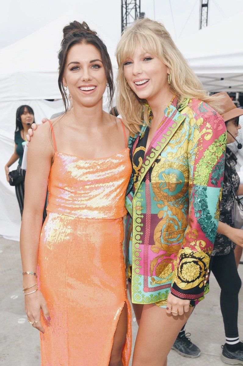 archersswift13's tweet photo. can we talk about those pics of taylor swift and alex morgan???

#TeenChoiceAwards2019 
#SWIFTIESTCAPARTY https://t.co/MPUmxB72cS
