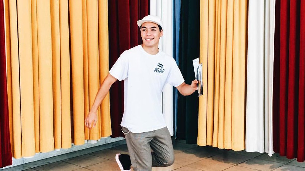 AntiEliite's tweet photo. Uploads to [ instagram ]; not a seductive sunday or anything, just a smile and a colorful background. https://t.co/DR4KKWK6PY