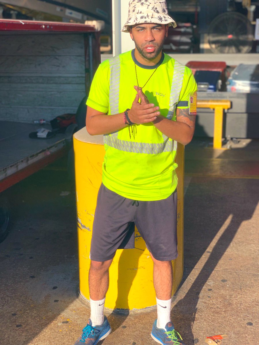RickyBandanaTV's tweet photo. El encargado de tus maletas 🧳 ✈️ https://t.co/QxVtPebKMC