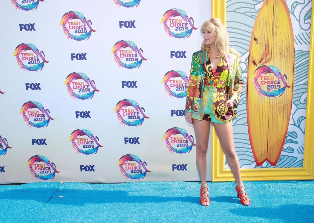 Aspav_'s tweet photo. #PersonasGeniales

Belleza y estilo de @taylorswift13 en la alfombra roja de los #TeenChoice 

Además le rinden homenaje por ser  #IconArtist y tener una influencia poderosa en la generación #millennial

#TeenChoiceAwards
#TaylorSwiftIsAdoredParty 
#TaylorSwiftIsOverParty https://t.co/LkBn9ELJE2