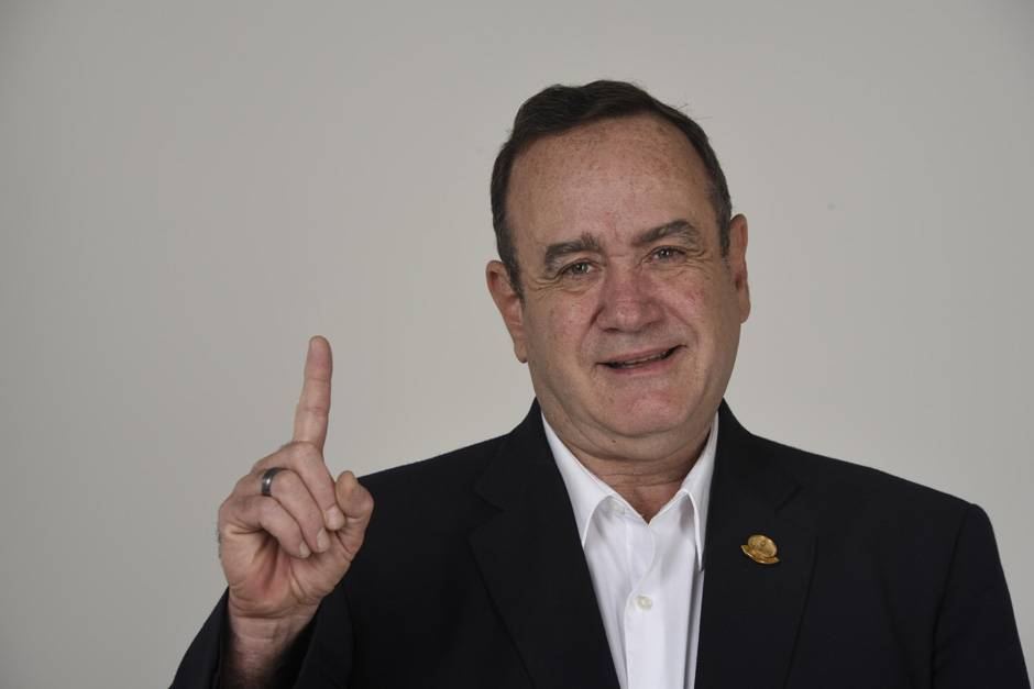 GuatemalaPost's tweet photo. @DrGiammattei ya da por hecho la victoria, la sede del partido se prepara para la celebración en la sede. @SandraTorresGUA aún no se pronuncia sobre su segunda derrota como candidata a la presidencia de nuestro país. #Elecciones2019GT https://t.co/XkbS6eRv39