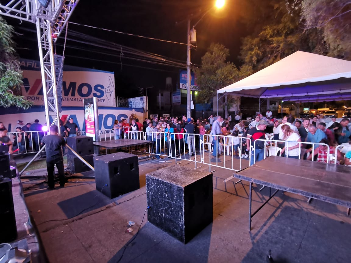 GuatemalaPost's tweet photo. @DrGiammattei ya da por hecho la victoria, la sede del partido se prepara para la celebración en la sede. @SandraTorresGUA aún no se pronuncia sobre su segunda derrota como candidata a la presidencia de nuestro país. #Elecciones2019GT https://t.co/XkbS6eRv39