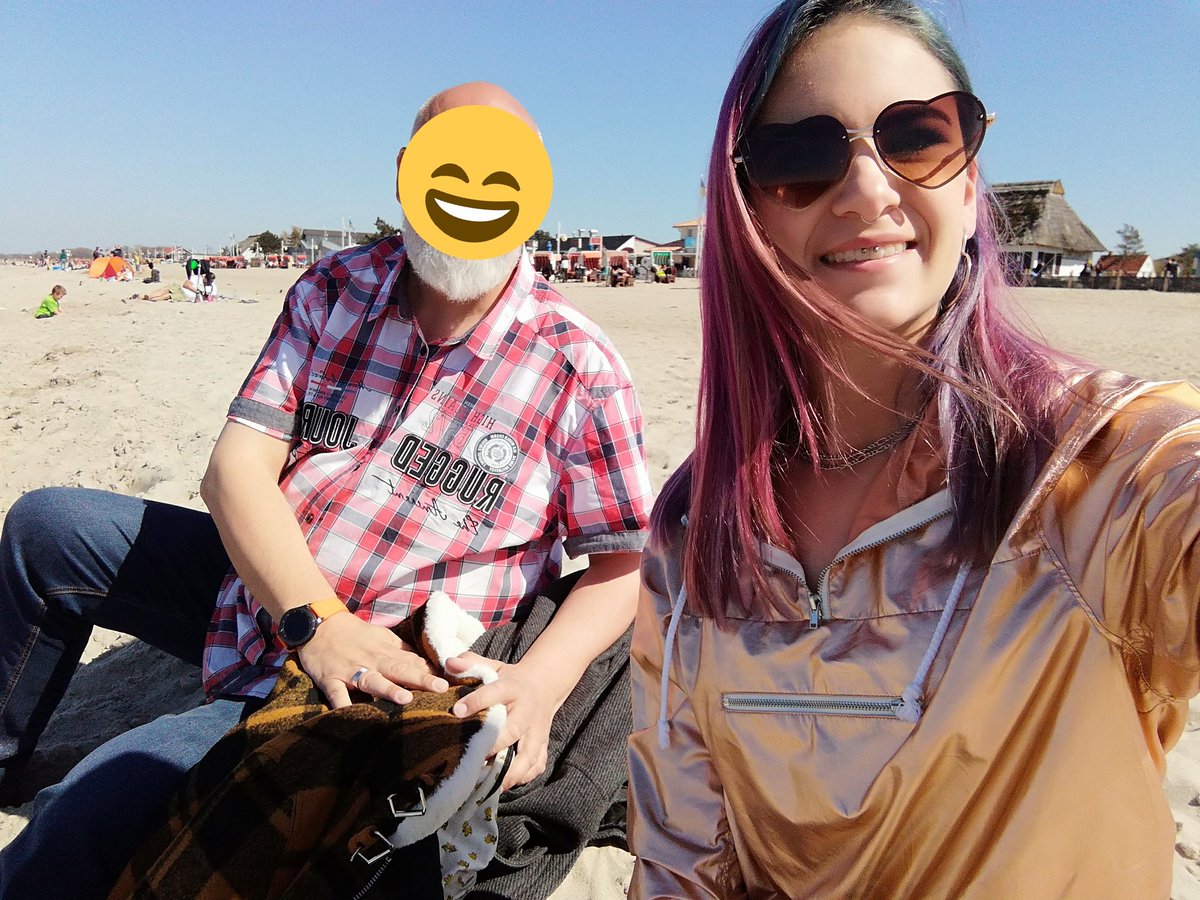 crimesisters's tweet photo. Heute hat der beste Papa der Welt Geburtstag! @PanPeter58300 ❤️ Ich hab dich sehr lieb Papa und bin so froh das du mich auf meinem Weg begleitest! Ich bin stolz deine Tochter zu sein 🌻 https://t.co/nrqw3JSIF9