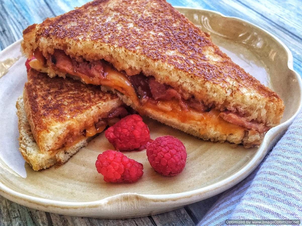 asliceofspice18's tweet photo. Cheese please! These Raspberry-Bacon Grilled Cheese Sandwiches will definitely make you smile! Sweet, spicy, salty, cheesy goodness! 
https://t.co/bDJNC0MWWU

#grilledcheese #nationalsandwichmonth #raspberrybacongrilledcheese #cheeseplease https://t.co/VGKmJYieSd