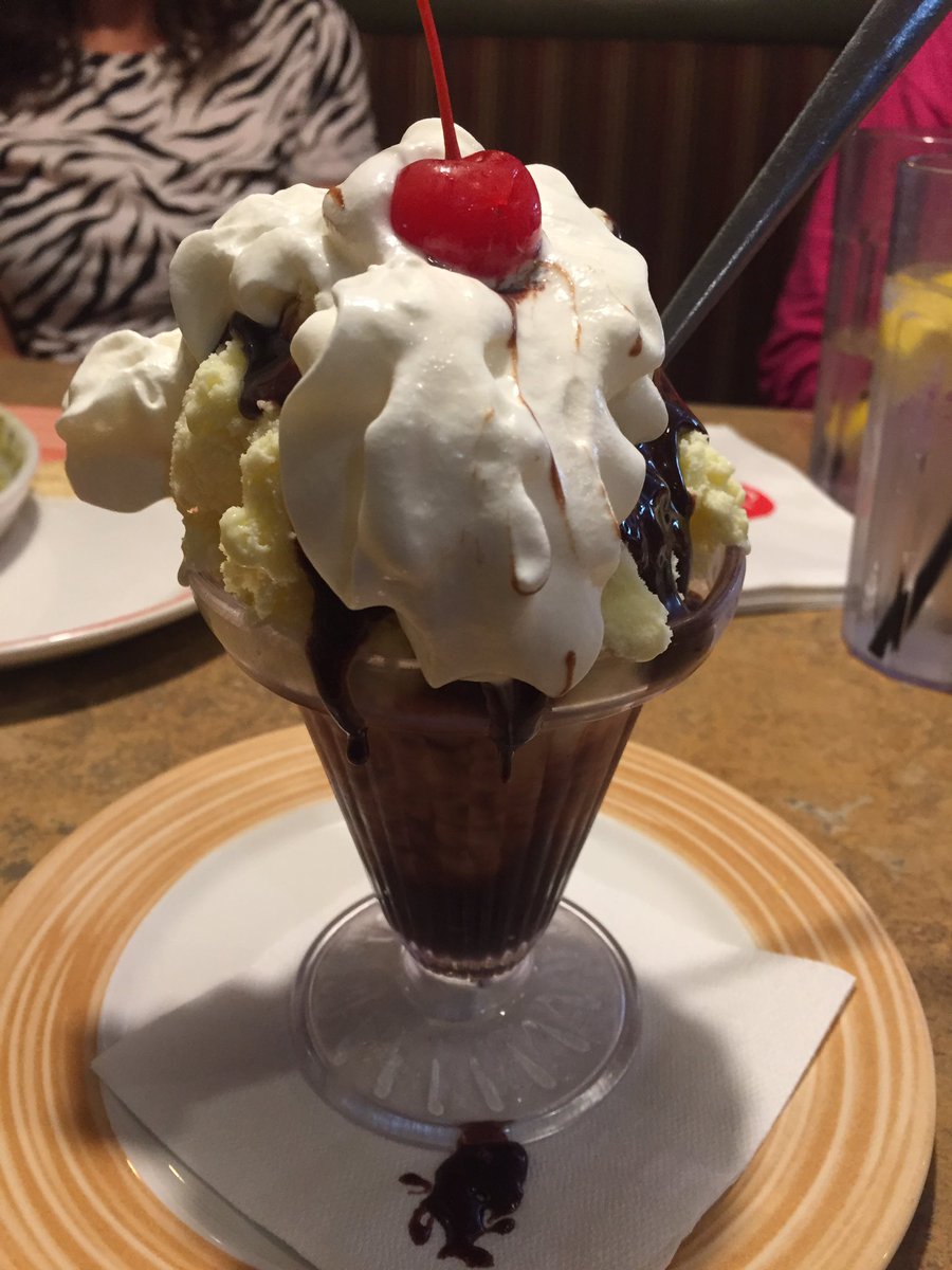 TheJennyLass's tweet photo. Swiss Chalet Super Sundae: 1 thumb up #crunchmeltsweet https://t.co/kTiuv5kLDp
