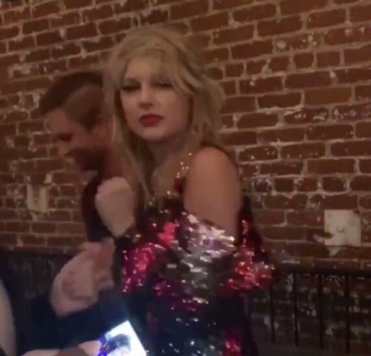 lizzy_ruffnerr's tweet photo. Get you a girl that can do IT ALL #drunktaylor https://t.co/ElOUm36C53