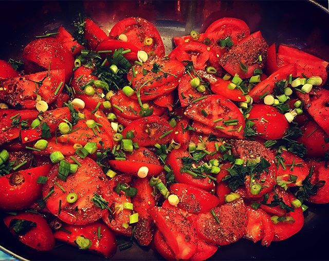 farmgirlfood's tweet photo. Roasted off these amazing local tomatoes for my Rustic Marinara with Garlic Oil, Scallions, Parsley &amp; Oregano. This is going with Flatbread Pizzas tonight I’m making for the family. Fresh, Seasonal, so simple but so good. ❤️👩🏻‍🍳🇨🇦🇬🇧 #Chef #chefsofinstagr… https://t.co/1tUW0Wr5L4 https://t.co/fWmFRVYHFW