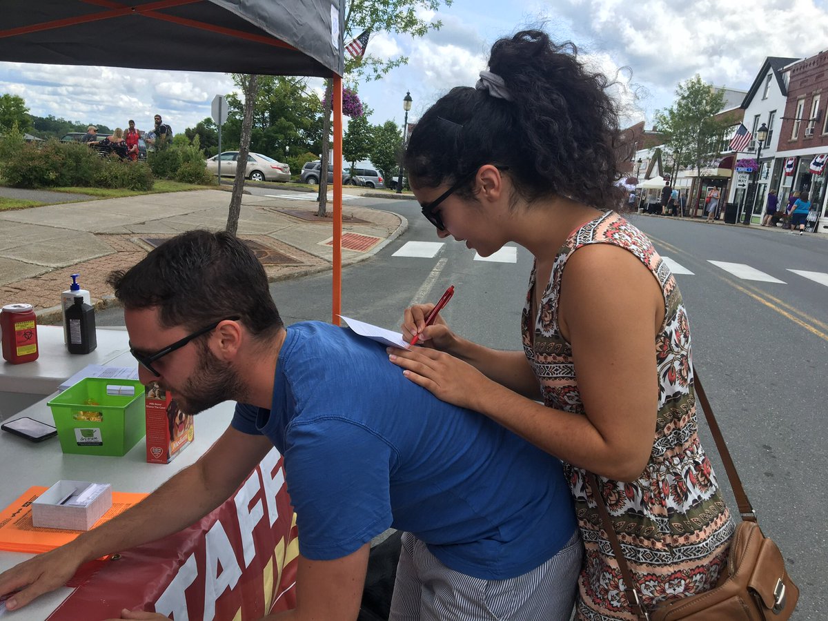 MeNursesUnion's tweet image. Nurses offering health screenings and building support for a fair contract with #CalaisRegionalHospital at the annual #InternationalFestival