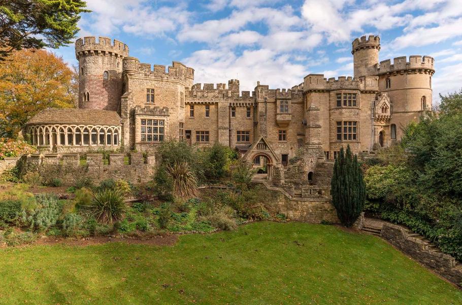 eleanorcos's tweet photo. For some inexplicable reason I'm currently looking up castles to buy. If anyone has a spare 4 million, this is the one I'd like. Thanks #DoubleBaths https://t.co/0IRNRBddss https://t.co/eSTyRZk0e5