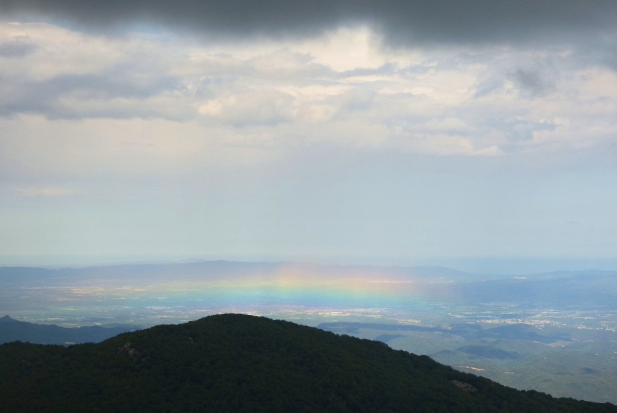 BretPhotos's tweet photo. Horizontal #rainbowfrom #Montseny mountains land. Sometimes it's possible. Pictures from 2 springs ago. https://t.co/lfcQeezrf2  - #meteo #rain #horizons #EarthObservation @EarthPic #nature #NatGeo #landscape #photography #paysage #clouds #lifestyle #lovenature https://t.co/yLRntJO3H0