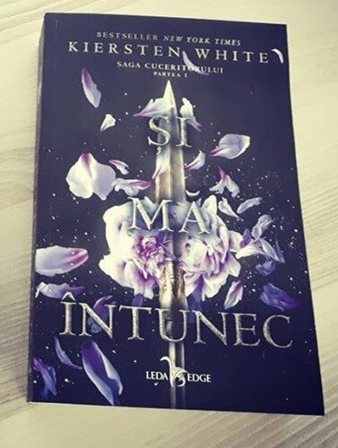 fr3ya20's tweet photo. Saga Cuceritorului: Și mă întunec de Kiersten White https://t.co/mw2lqJQ0ms https://t.co/TKj7iWS1SC