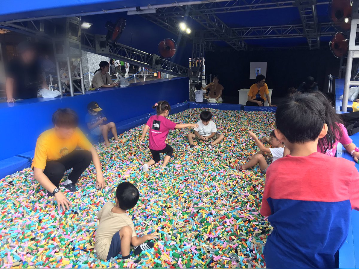 blockplay61's tweet photo. 昨日のレゴパーク!6歳息子は#レゴタワーバトルの結果が不本意で悔しそうだったけど、レゴ好きファミリーはみんな楽しかったね☺︎次は秋に念願のレゴランド!
#レゴパーク #lego #legopark #jr博多シティ https://t.co/yoU13gtKh4