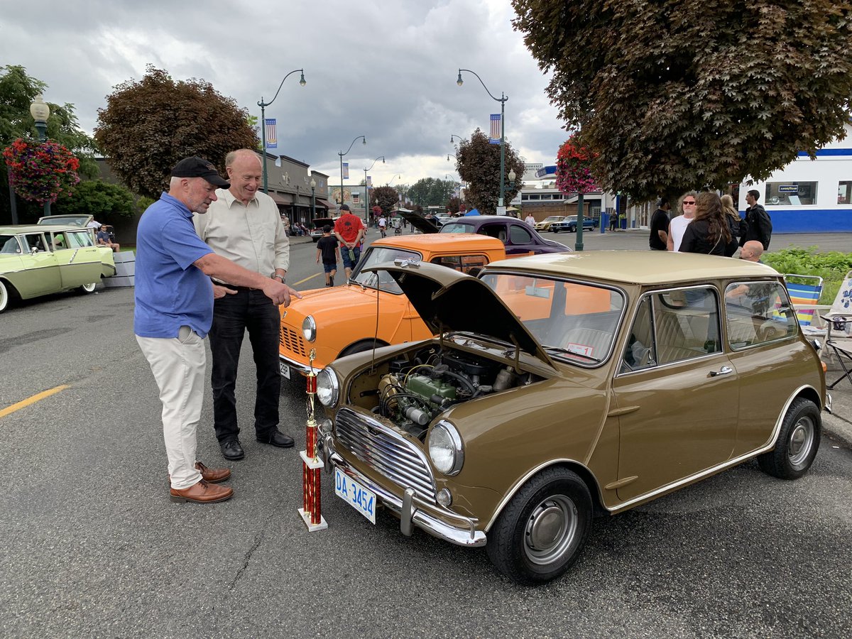 CityOfSumnerWA's tweet photo. Mayor Bill Pugh awarded this little gem from Australia with the Mayor’s Rhubarb Pie Award! #Sumner #ClassyChassis @SumnerMayorBill https://t.co/ScGEDyFtt0