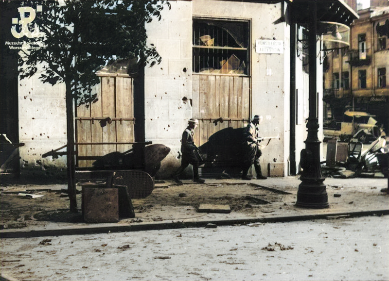 Fotografie z Powstania Warszawskiego autorstwa Eugeniusza Lokajskiego przedstawiające Powstańców z kompanii "Koszta" podczas odtwarzania walk o kawiarnię Esplanade przy ulicy Sienkiewicza 11. Zdjęcie ze zbiorów Muzeum Powstania Warszawskie. #PowstanieWarszawskie #warsawuprising