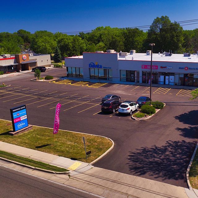 Vequity's tweet image. @vequity recently repositioned this shopping center across from @target including new long term leases with @davita @sportclipshaircuts #retail #shopping #shoppingcenter #investment #nnnproperties ift.tt/2yPwlS9