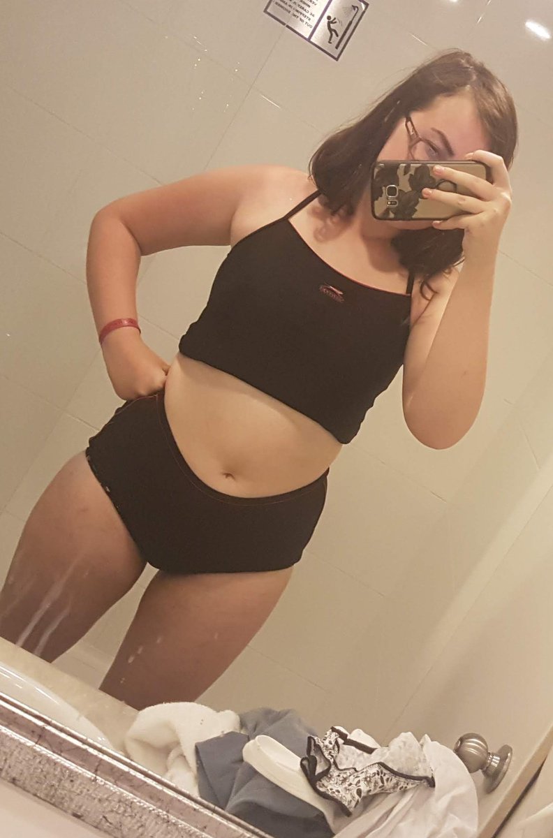 Cara_Xx_'s tweet photo. 2018 vs 2019
Very different people 
2018 me was terrified to wear shorts, skirts, swimsuits etc
2019 me most of my clothes are now skirts dresses and shorts 
I lost weight since then but for no one but myself i made myself promise that i would dress for me only #stanyourself 💖 https://t.co/E2HhqMntt8