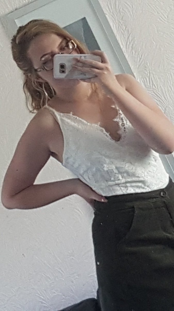 Cara_Xx_'s tweet photo. 2018 vs 2019
Very different people 
2018 me was terrified to wear shorts, skirts, swimsuits etc
2019 me most of my clothes are now skirts dresses and shorts 
I lost weight since then but for no one but myself i made myself promise that i would dress for me only #stanyourself 💖 https://t.co/E2HhqMntt8