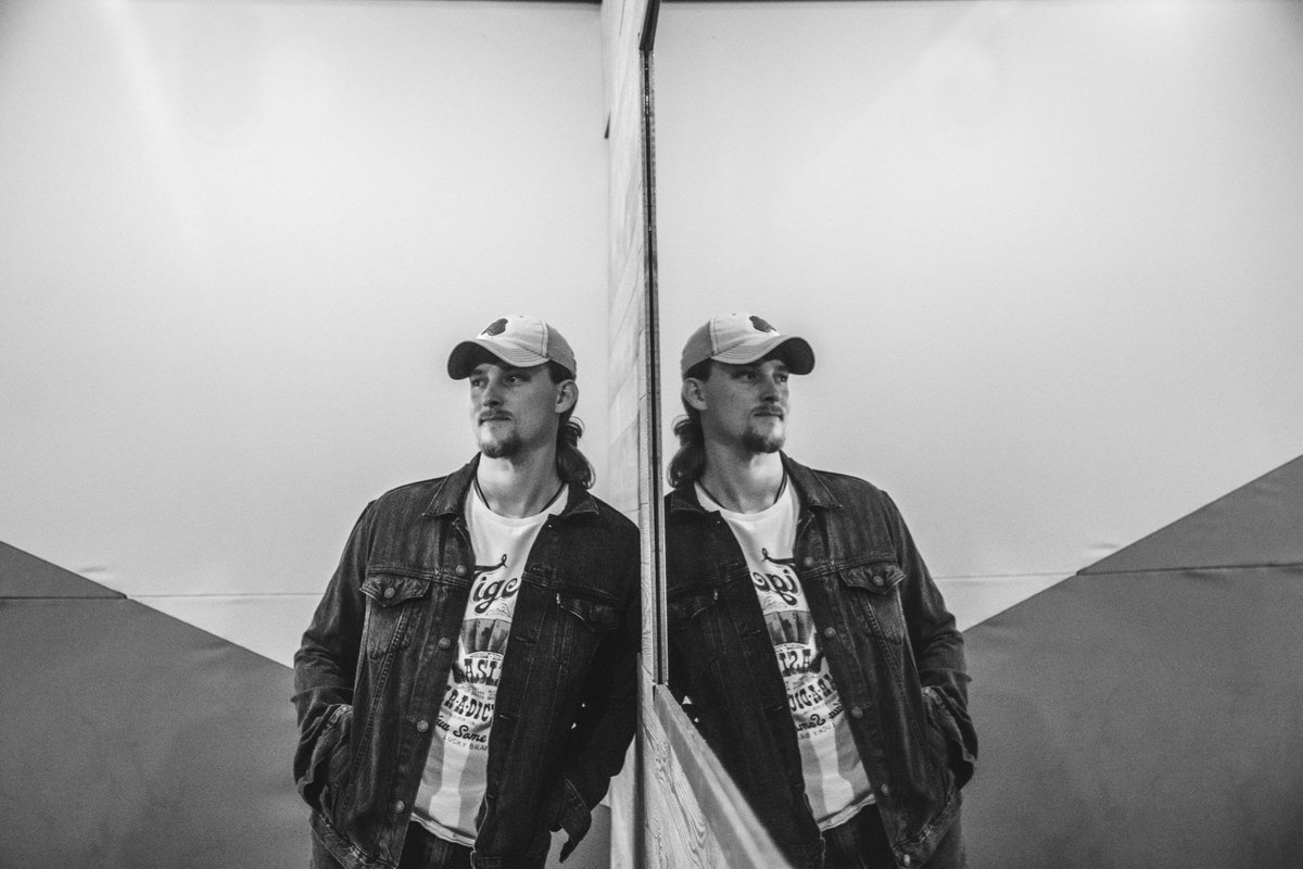 AJSandersMusic's tweet photo. I haven't dropped a LOVE song yet.. 10,000 RTs and it's yours 🤘😜

#chevyanddaddy https://t.co/hhqPzVTjb9
