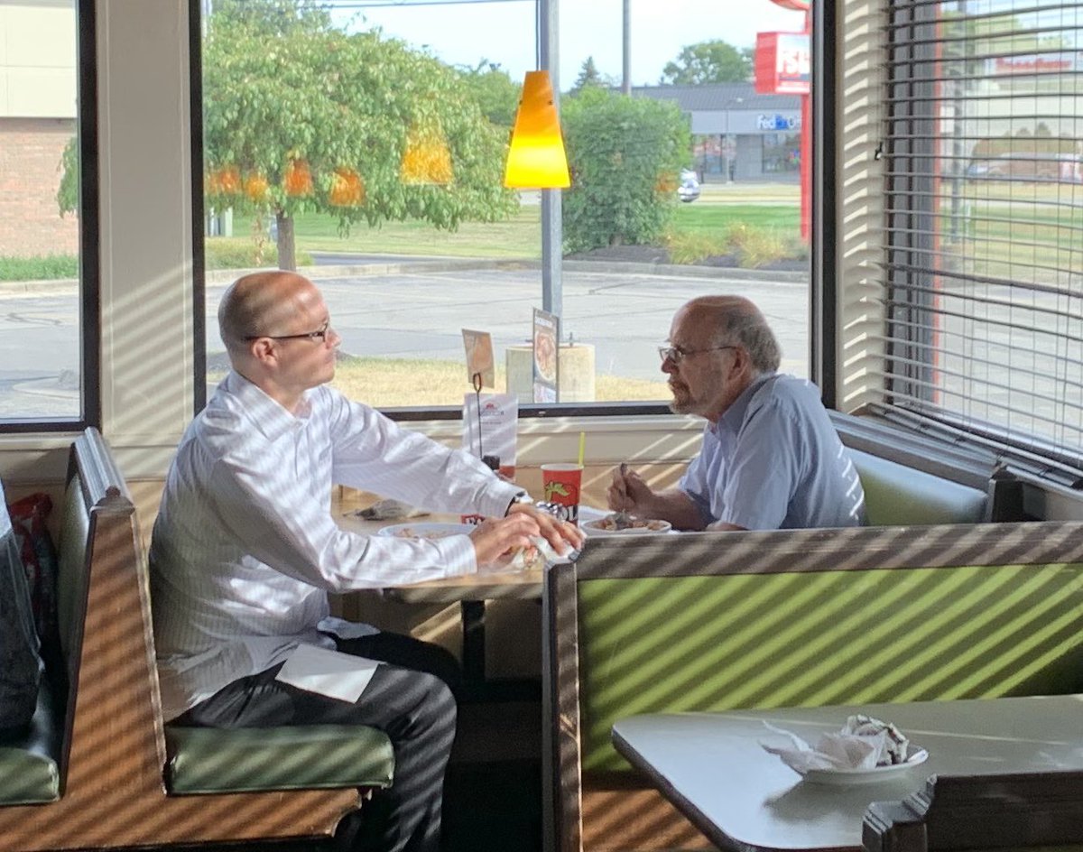 #notthefakesvp #sportscenter #svp #fazzolis Scott Van Pelt enjoying Fazzoli’s pasta in Troy, Ohio....  or is it?  Go Buckeyes!