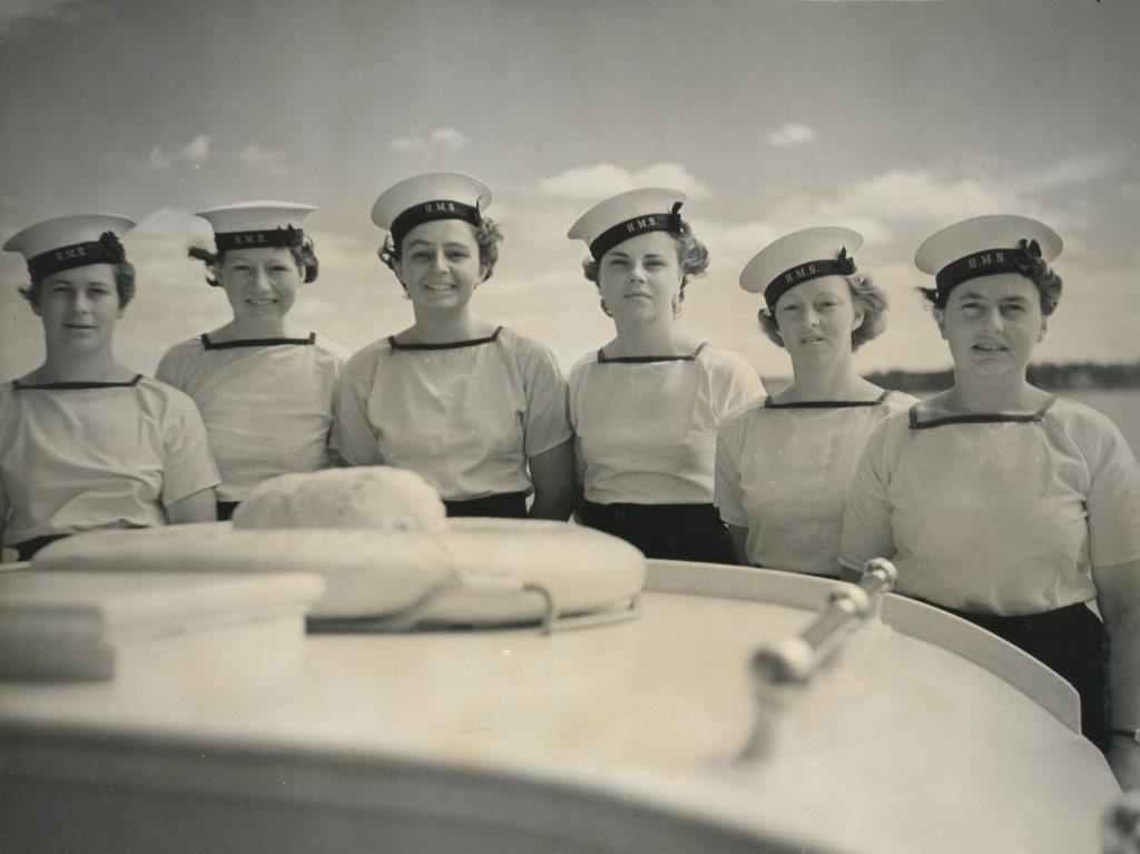 NZNavyMuseum's tweet photo. Do you recognise anyone? From the #OfficialCollection: Wrens in Commodore's Barge HMNZS Philomel, Auckland 1943. We know some of their names but would love to identify more. L-R: Joy Bunting, Patsy Roberston, next three Wrens not identified, Maxine Heighway #NZNavy #WW2 https://t.co/a9WMWaSq0P
