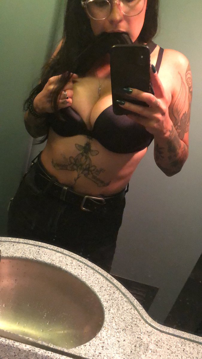 misfitmavis's tweet photo. On vacay!! Who wants to spoil me?!? 🤗🖤😍💐 https://t.co/JS7AoHC3yj
