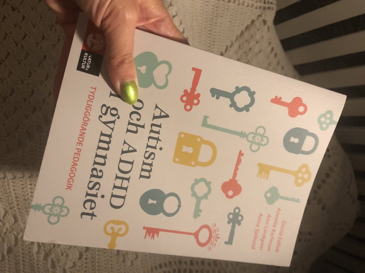 AnnelieGbg's tweet photo. Hemkommen i natten, posthögen innehåller mitt första ex av andra boken jag varit med o skrivit - lycka! https://t.co/zuDSYteJlf