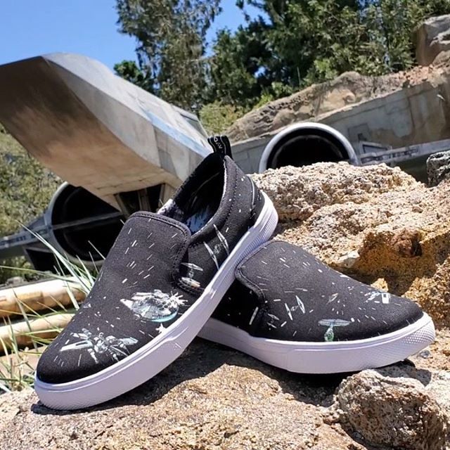 MouseInfo's tweet photo. Exploring Batuu with @Toms #StarWars TRVL LITE Slip-Ons. -
#Disneyland #StarWars #GalaxysEdge #MayTheForceBeWithYou #StarWarsXtoms #ad #tomsshoes #disneyshoes #starwarsshoes #tomstrvlelite #trvllite #DisneyToms #StarWarsToms https://t.co/YjtLwpmEOM https://t.co/T3qAFH2P6a