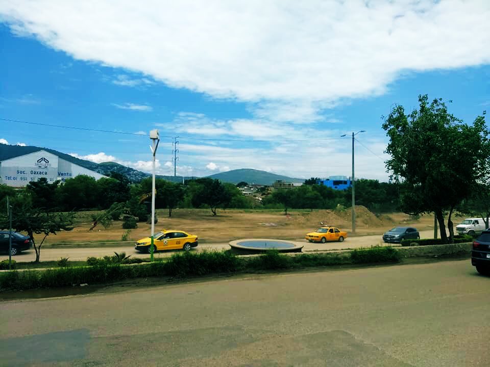 COAOAmbiental's tweet photo. #ElPlayón, #RíoAtoyac.
A pesar del desalojo de grupos sociales, se puede apreciar el gran daño ecológico, por el relleno con material y tierra a la margen del río.
#COAO pide a las autoridades, un #ProyectoSustentable, con el mínimo de #ImpactoAmbiental. https://t.co/QohM6rF06s