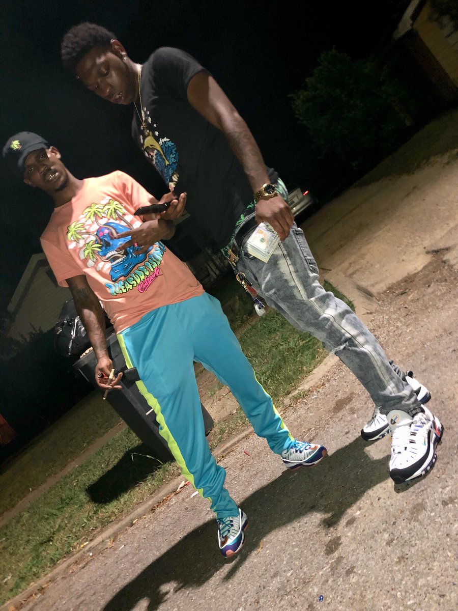 e_aye1k's tweet photo. Runnin round wit them same niggas Ian thank bout hangin wit new ones 💸🤘🏾 #RPG #LLDEDE https://t.co/grLVcOyI4R