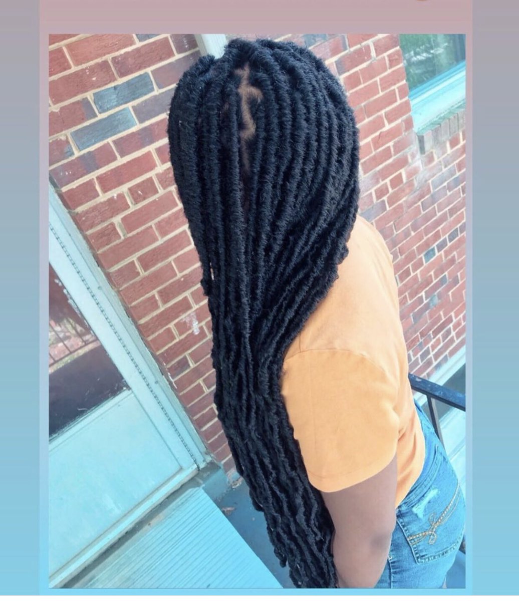 Locs by Jess 😝 INDIVIDUAL CROCHET LOCS‼️😍😍😍Lightweight✅ 
last up to 3 months✅ 
nice and soft locs✅ 
hair is provided✅ 
your hair must be at least four inches✅ 
DM ME FOR MORE INFO‼️😁 #vacationhair #crochetlocs #naturallook #naturalhairstyles #dmvbraider #locs