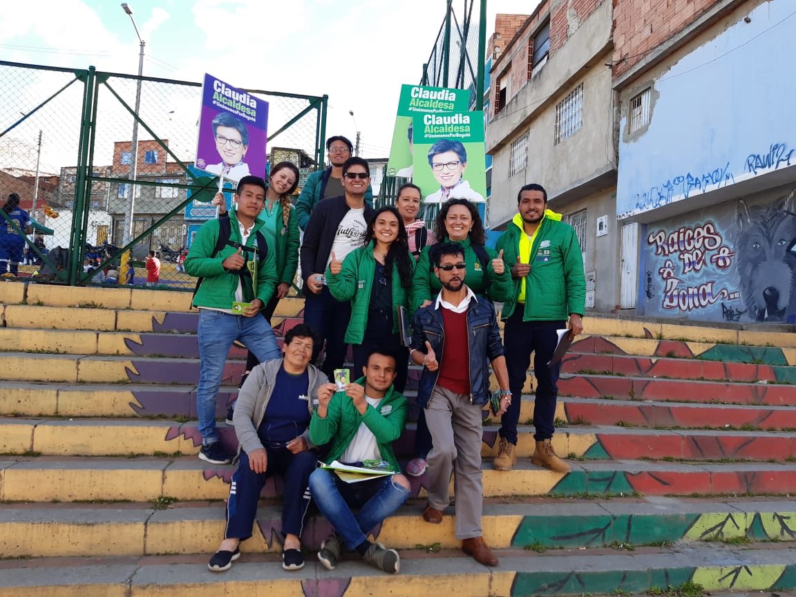 AngelicaLozanoC's tweet photo. Tarde maravillosa en Ciudad Bolívar con Alejandra Forero, joven profesora que está terminando su carrera en la Javeriana y es la #86 a la JAL de su localidad.

Alucinante la huerta de la señora Mariela, 1030 metros de pura vida. 14 años cultivándola en lote que botaban escombros https://t.co/LrHzq7kXrw